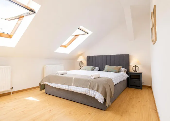 Stylish 3br With Balcony In The Center *