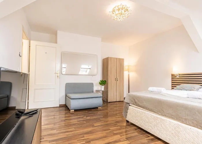 Stylish 3br With Balcony In The Center