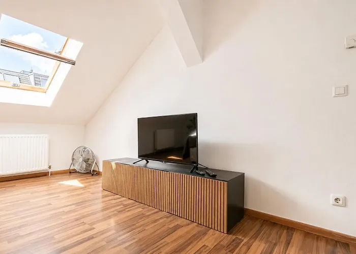 Stylish 3br With Balcony In The Center *
