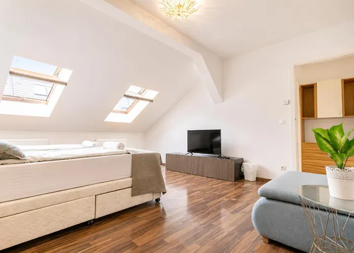 Stylish 3br With Balcony In The Center *