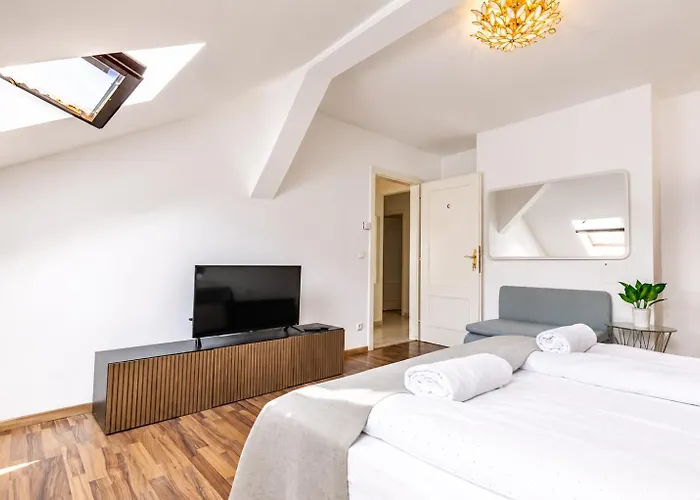 Stylish 3br With Balcony In The Center *