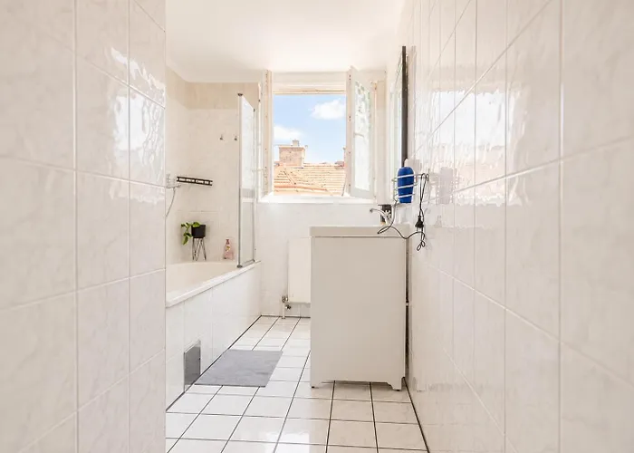 Stylish 3br With Balcony In The Center アパート