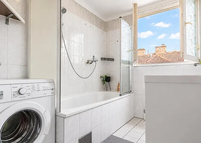 Stylish 3br With Balcony In The Center