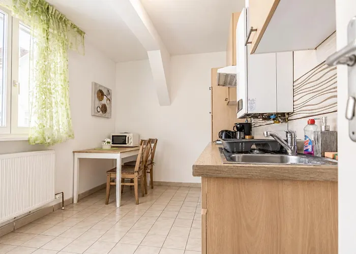 Stylish 3br With Balcony In The Center